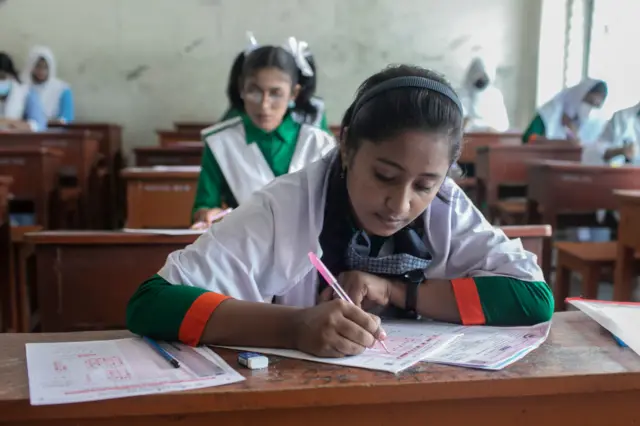 ২১শে এপ্রিল থেকে মাধ্যমিক স্কুল সাটিফিকেট বা এসএসসি পরীক্ষা শুরু হয়েছে