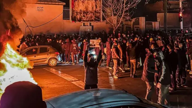 গত বছরের শেষ দিকে শুরু হওয়া সরকার বিরোধী বিক্ষোভ ইরানের বিভিন্ন শহরে ছড়িয়ে পড়েছিল