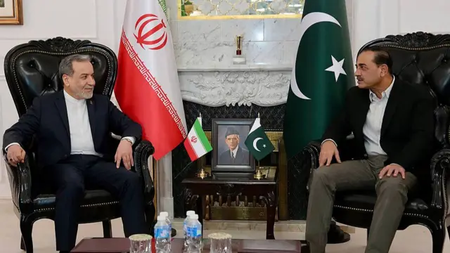 ایرانی وزیر خارجہ عباس عراقچی اور پاکستانی فیلڈ مارشل عاصم منیر