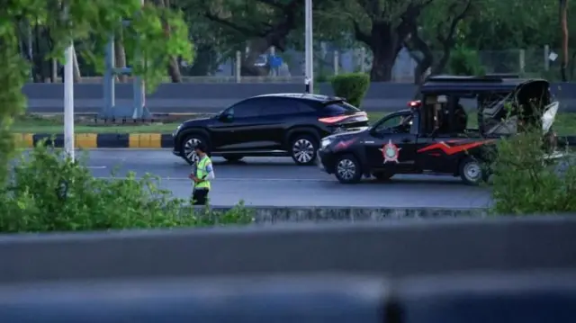 ইসলামাবাদ বিমানবন্দরের দিকে যাচ্ছে একটি গাড়িবহর