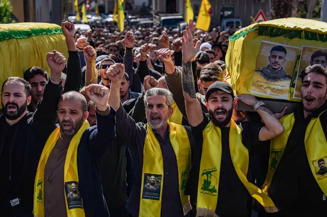 نعوش جثامين مقاتلين من حزب الله، قتلوا في غارة إسرائيلية الأسبوع الماضي، تُنقل إلى مقبرة قبل إقامة جنازة لهم، في 22 أبريل/ نيسان عام 2026 في صور بلبنان