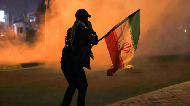 प्रदर्शन करता एक शख़्स (प्रतीकात्मक तस्वीर)