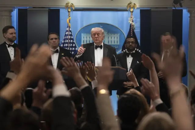 عقد الرئيس الأمريكي دونالد ترامب مؤتمراً صحفياً في البيت الأبيض بواشنطن العاصمة، بعد وقت قصير من حادثة إطلاق النار التي وقعت خلال حفل عشاء مراسلي البيت الأبيض في 25 أبريل/نيسان 2026.