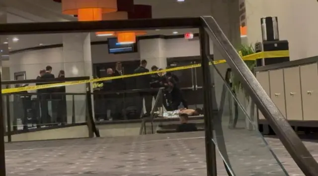 রয়টার্সের একটি ভিডিওতে দেখা যাচ্ছে, অভিযুক্ত ব্যক্তিকে হাত পেছনে বেঁধে ফেলে রাখা হয়েছে