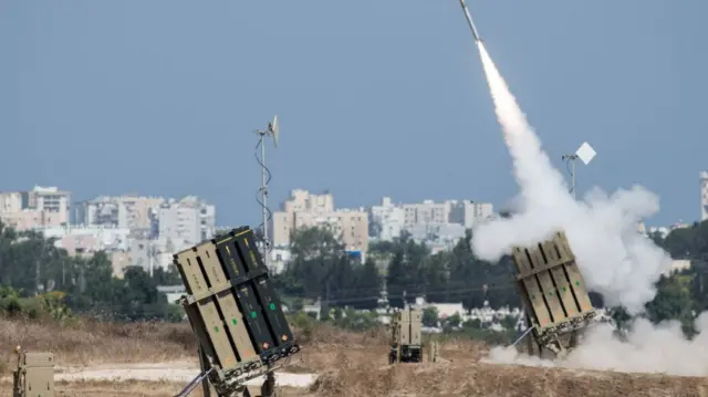 आयरन डोम एक बड़े मिसाइल डिफेंस सिस्टम का हिस्सा है, जिसे इसराइल ने लाखों डॉलर खर्च कर बनाया है (फ़ाइल फ़ोटो)