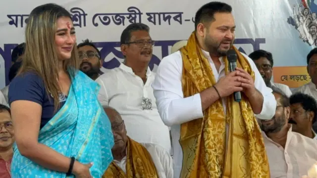 शनिवार को पश्चिम बंगाल में एक जनसभा में आरजेडी नेता तेजस्वी यादव