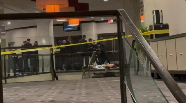 Poolisiin yeroo shakkamaa harka duubatti hidhu