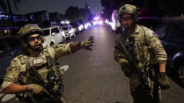 गोलीबारी की घटना की जगह पर पहुँचे सुरक्षाकर्मी