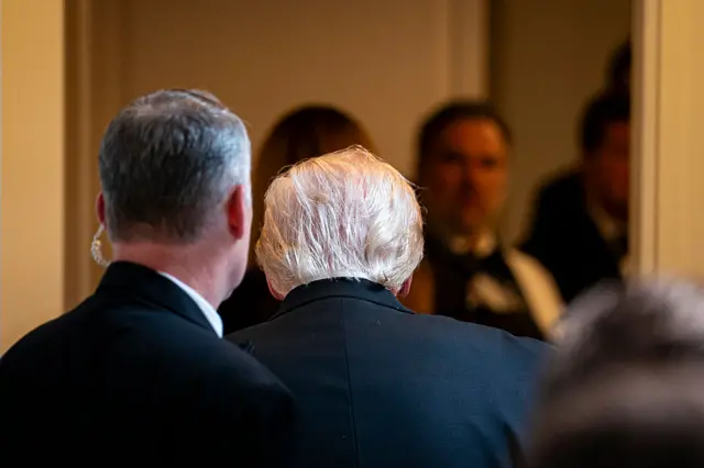 သတင်းထောက်များအသင်းညစာစားပွဲအပြီး အိမ်ဖြူတော်သတင်းစာရှင်းလင်းပွဲအပြီးမှာ မြင်တွေ့ရတဲ့ သမ္မတ ဒေါ်နယ်ထရမ့်