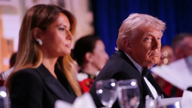 Trump yari yicaranye n'umugore we Melania hamwe n'abandi bategetsi bakuru muri icyo gikorwa