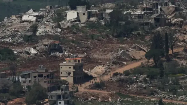 Ishusho y’inyubakwa zasambuwe mu bumanuko bwa Liban, yafashwe iri ku mupaka wa Israël na Liban kw’igenekerezo rya 27 Ndamukiza.