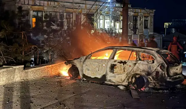 По данным властей, в результате атаки повреждены жилые дома, сгорели автомобили