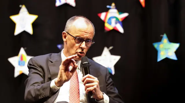 فریدریش مرتس، صدراعظم آلمان، در ایالت نوردراین-وستفالن با کت طوسی و کراوات قرمز