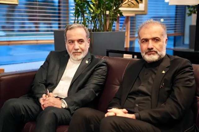 کاظم جلالی سفیر ایران در مسکو (راست) در کنار عباس عراقچی، وزیر خارجه ایران پس از ورود به روسیه