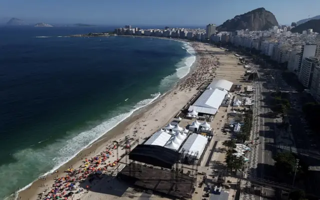 Ifoto yafashwe na drone igaragaza imyiteguro iri gukorwa ku mucanga wa Copacabana Beach My gitaramo cya Shakira