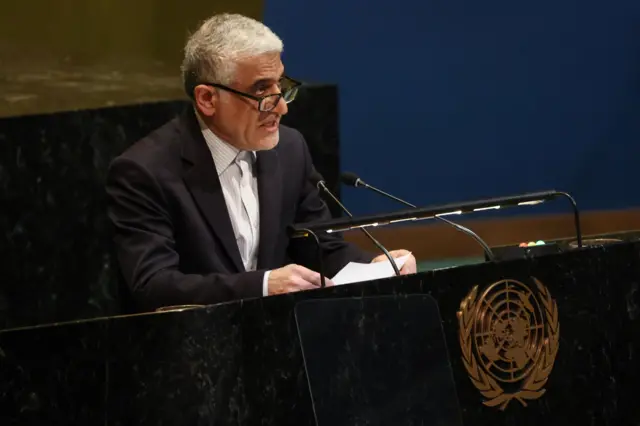 أمير سعيد إيرواني، سفير إيران لدى الأمم المتحدة، يلقي كلمة أمام الجمعية العامة بشأن فشل مجلس الأمن في تمرير قرار بشأن مضيق هرمز، وذلك في مقر الأمم المتحدة بمدينة نيويورك الأمريكية، في 16 أبريل/نيسان 2026.