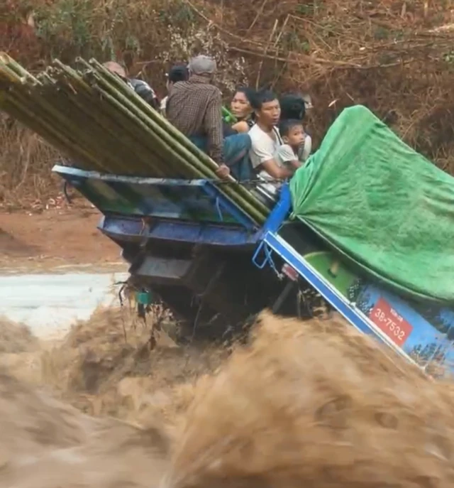 ဧပြီ ၂၆ ရက် ညနေပိုင်းမှာ ပုပ္ပါးက ဆည်‌ပေါက်ချောင်းထဲ မျောပါနေတဲ့ ထော်လာဂျီတစ်စီးကို တွေ့ရတဲ့ မြင်ကွင်း