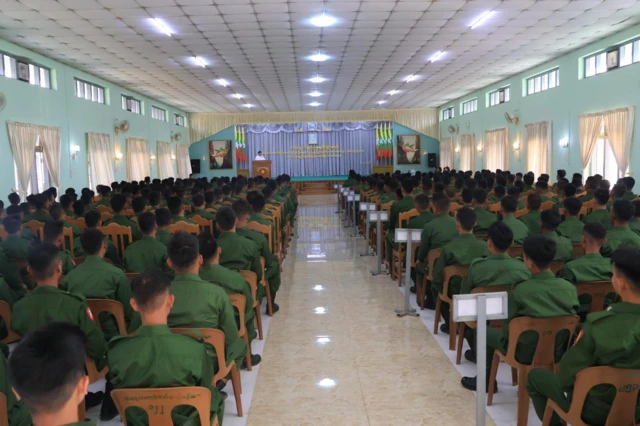 ကယား(ကရင်နီ)ပြည်နယ်ထဲက စစ်မှုထမ်းအပတ်စဉ် ၁ ပြီးမြောက်လို့ ပြန်လာတဲ့သူတွေကို ကြိုဆိုတဲ့အခမ်းအနားမြင်ကွင်း