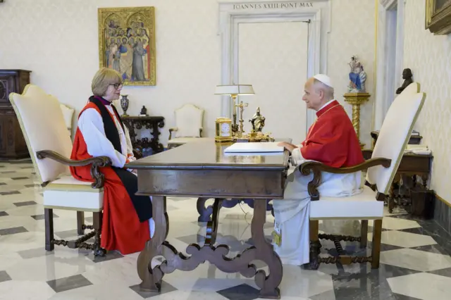 Nyuma y’ikiganiro cyihariye hagati yabo, Sarah Mullally yavuze ko bombi bahuzwa no gusengera ubutabera “n’amahoro mu isi yacu”.