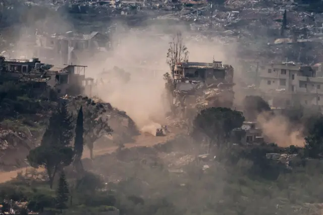 مناورات المركبات العسكرية الإسرائيلية على الجانب اللبناني من الحدود، كما شوهدت من الجليل الأعلى في شمال إسرائيل، 27 أبريل/نيسان 2026.