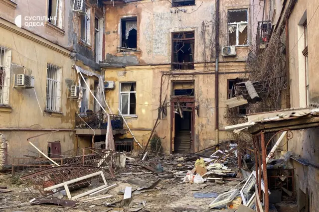 Издание «Суспільне Одеса» публикует фото пострадавшего дома в Приморском районе