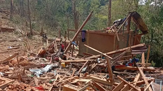 သံတောင်ကြီးမြို့နယ် မြောက်ပိုင်းမှာ လေကြောင်းတိုက်ခိုက်ခံရအပြီး ပျက်စီးသွားတဲ့ လူနေအိမ်