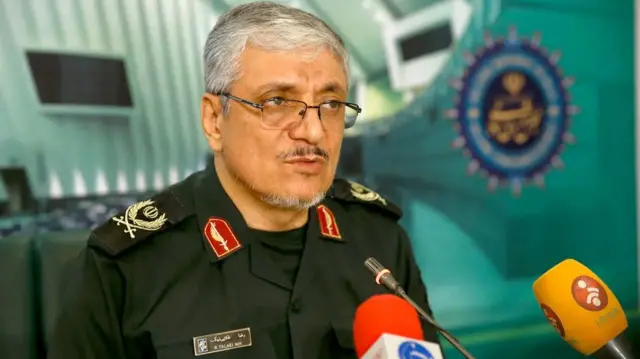 رضا طلایی‌نیک، معاون وزیر دفاع ایران، با یونیفرم نظامی و عینک طبی مقابل میکروفن خبرگزاری‌های ایران