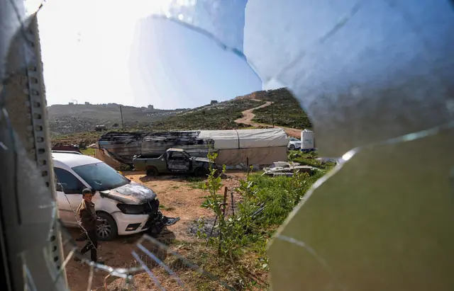 شوهدت نوافذ محطمة ومركبات فلسطينية محترقة في أعقاب هجوم شنه مستوطنون إسرائيليون على مشارف قرية اللِبّنْ الشرقية في 6 أبريل/نيسان 2026