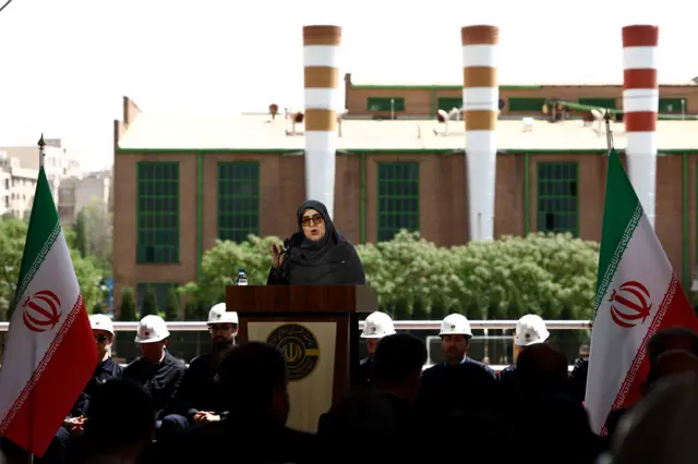 حضرت المتحدثة باسم الحكومة الإيرانية، فاطمة مهاجراني، مؤتمراً صحفياً، وسط وقف إطلاق النار بين الولايات المتحدة وإيران، في محطة ترشت للطاقة في طهران، إيران، في 28 أبريل/نيسان 2026