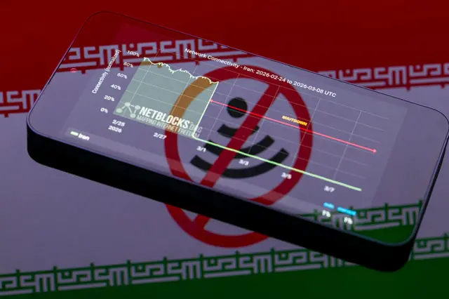 موبايل وعليه شعار موقف نت بلوكس