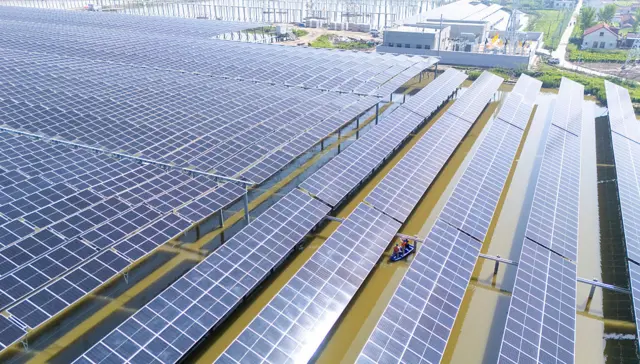 ألواح للطاقة الشمسية في إحدى مواقع مصايد الأسماك الصينية