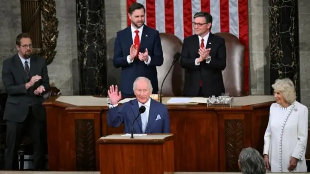 الملك تشارلز وبجانبه الملكة كاميلا