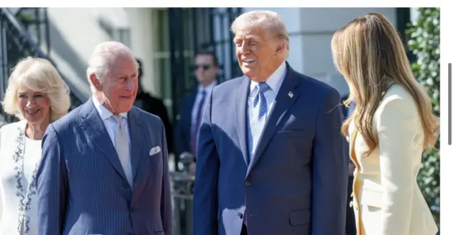 Trump n’Umwami Charles bambaye amakote ajya gusa y’ubururu bwijimye n’amashati y’ubururu busa n’ikirere, na karuvati, naho abagore babo bambaye umweru bombi. Ni mu ruzinduko Umwami n’Umwamikazi batangiye muri Amerika.