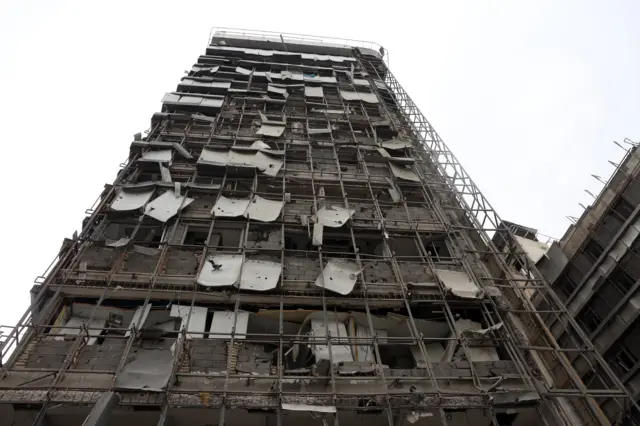 صورة خارجية لمستشفى غاندي المتضرر في أعقاب غارة جوية استهدفته في اليوم السابق، في طهران، إيران، 2 مارس/آذار LN 2026