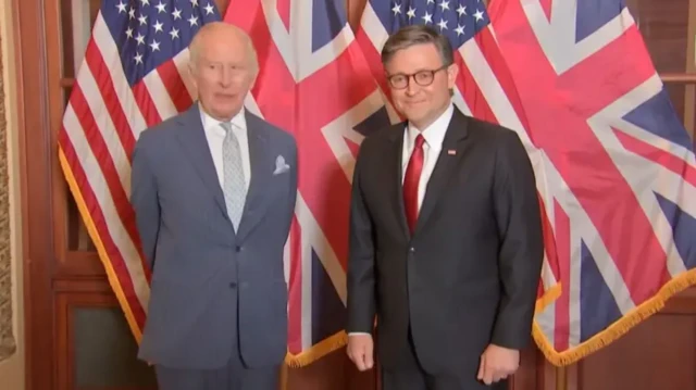 مایک جانسون، رئیس مجلس نمایندگان آمریکا، از پادشاه بریتانیا استقبال کرد