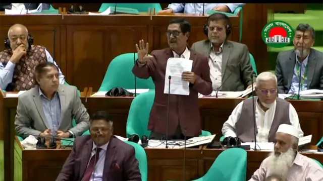 জাতীয় সংসদে বক্তব্য রাখছেন কিশোরগঞ্জ-৪ আসনের সংসদ সদস্য ও বিএনপি নেতা ফজলুর রহমান