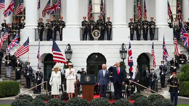 ترامپ در حال سلام نظامی در کنار پادشاه و ملکه بریتانیا