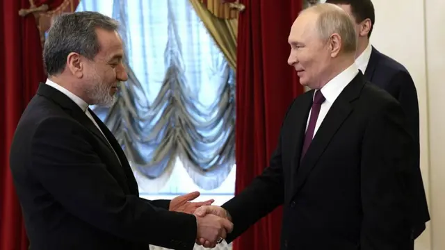 ایرانی وزیر خارجہ عباس عراقچی اور روسی صدر ولادیمیر پوتن