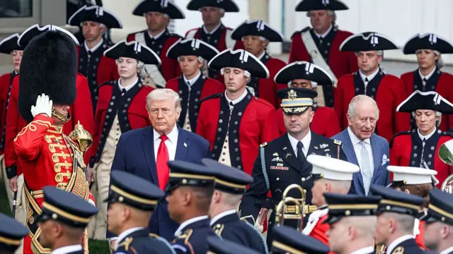 رئیس‌جمهور آمریکا و پادشاه بریتانیا در میان سربازان بریتانیایی و آمریکایی