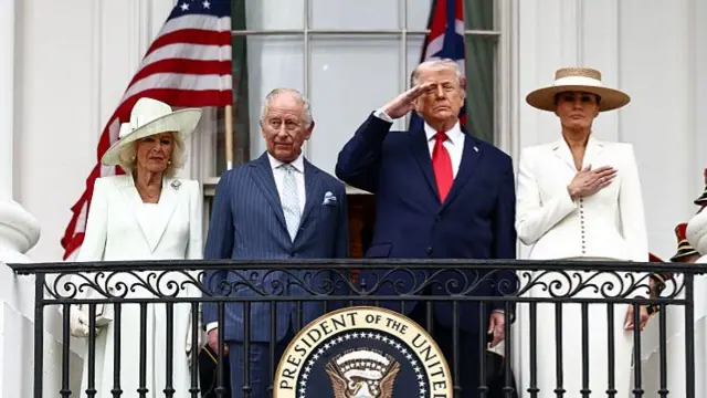 ترامپ و همسرش در کنار پادشاه و ملکه بریتانیا از بالکن کاخ سفید در حال تماشای رژه ارتش