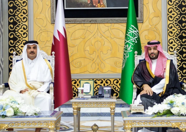 ولي العهد السعودي الأمير محمد بن سلمان (يمين) يستقبل أمير قطر الشيخ تميم بن حمد آل ثاني قبل اجتماع استثنائي لمجلس التعاون الخليجي.