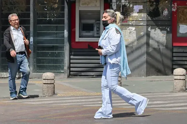 ifoto y'amukenyezi ariko aratambuka i Tehran ku murwa mukuru wa Iran