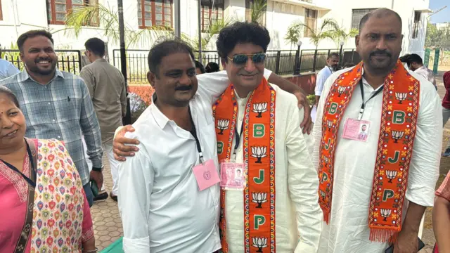 ભાજપ-કૉંગ્રેસના ઉમેદવારની એકસાથે તસવીર