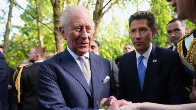 अधिकारियों से मिलते किंग चार्ल्स