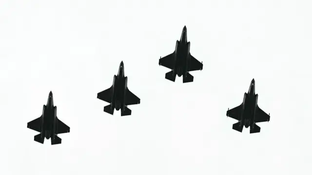 پرواز جنگنده‌ها بر فراز مراسم استقبال از پادشاه و ملکه بریتانیا در کاخ سفید