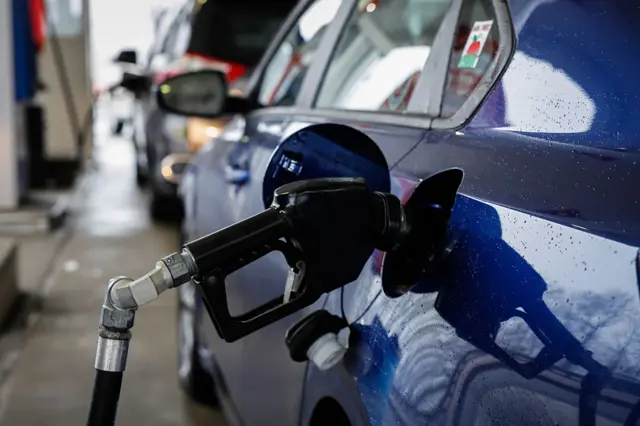 سيارة تتزود بالوقود في ولاية نيوجيرسي الأمريكية (صورة أرشيفية)