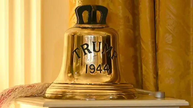 ٹرمپ کو شاہ چارلس کی طرف سے تحفے میں دی گئی گھنٹی