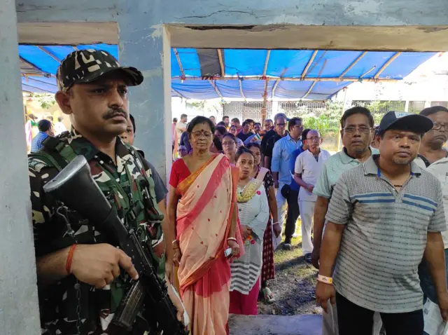 একটি ভোট কেন্দ্রের সামনে ভোটারদের লাইন