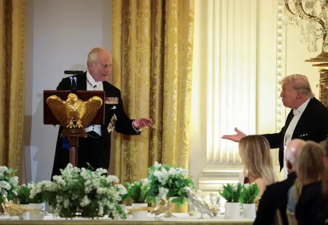 الملك تشارلز ملك بريطانيا والرئيس الأمريكي دونالد ترامب يتبادلان الحديث خلال مأدبة عشاء رسمية أقيمت على شرف الملك تشارلز والملكة كاميلا في البيت الأبيض بواشنطن العاصمة، الولايات المتحدة الأمريكية، في 28 أبريل/نيسان 2026.