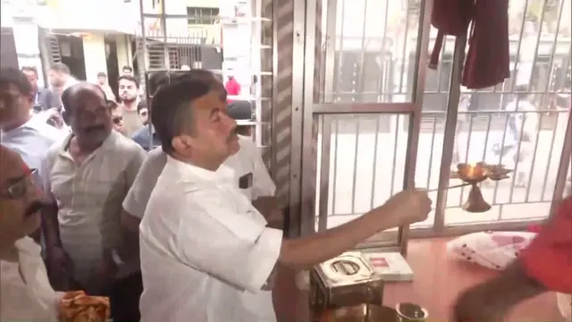 মন্দিরে পুজো দিচ্ছেন শুভেন্দু অধিকারী।